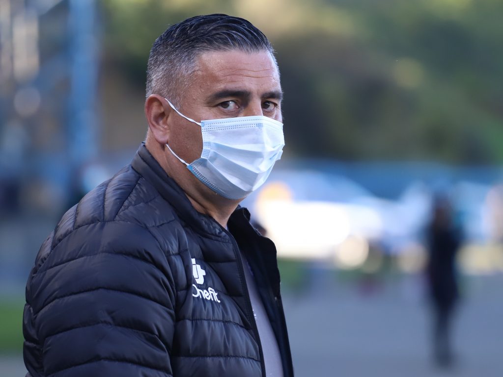 “Estás acostado con la muerte”: DT de Ñublense relató las complejidades vividas tras contagiarse de coronavirus