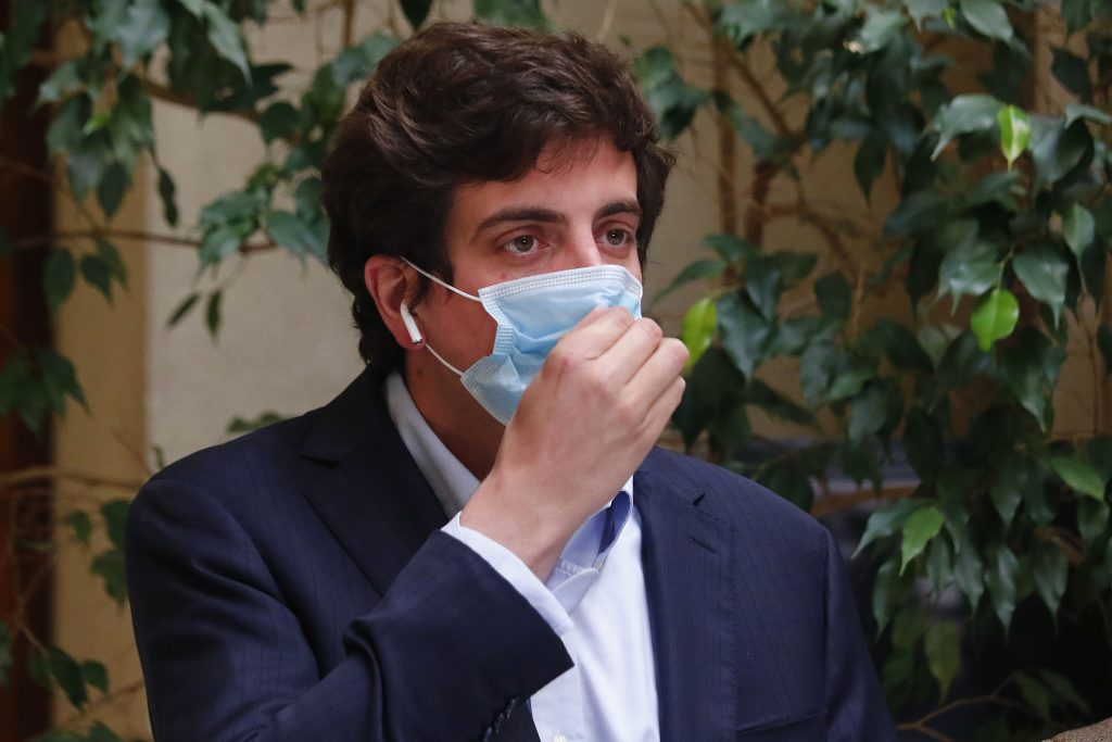 “Se está partiendo a pedazos”: Schalper (RN) ironizó con crisis del Frente Amplio y reveló el “nombre” que le puso