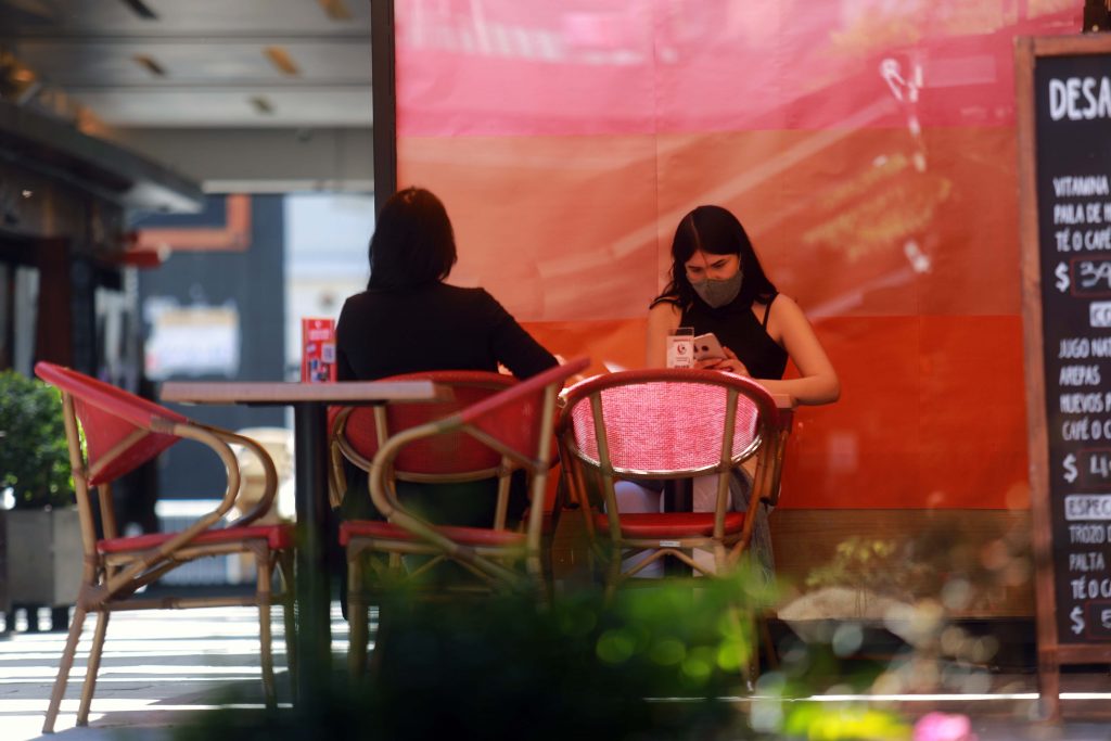 Terrazas de restaurantes podrán funcionar pese al retroceso a “Transición”