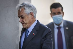 Presidente Piñera fue captado paseando por playa de Cachagua sin mascarilla