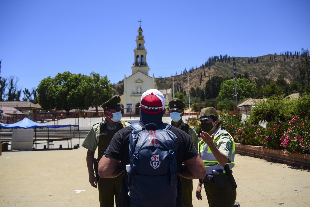 Ciclistas notificados y personas detenidas por infringir prohibición y asistir a Santuario de Lo Vásquez 