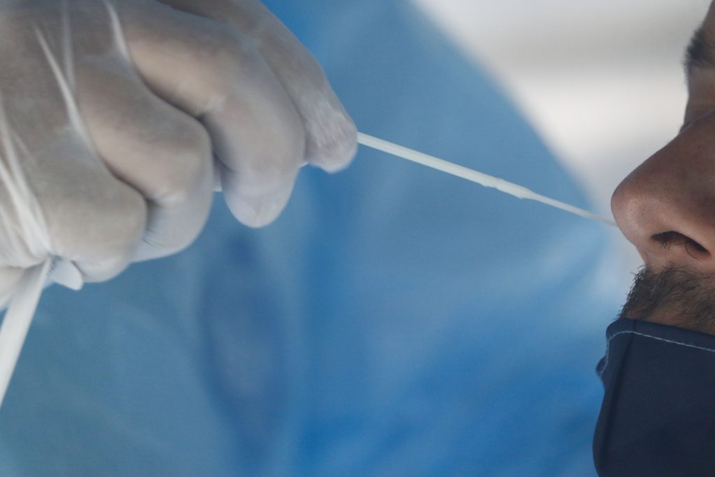 La pandemia arranca 2021 superando la barrera de los 83 millones de contagios