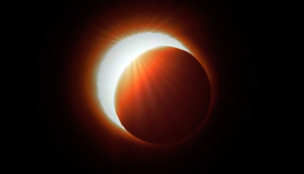 Eclipse en Chile: Bioquímica presenta sus lentes certificados para disfrutar del fenómeno astronómico de manera segura