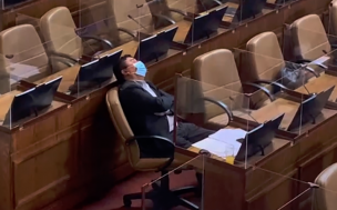 Diputado Velásquez se queda dormido en plena sesión del Congreso durante discusión del proyecto que permite un segundo retiro del 10%