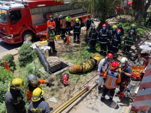 Hombre cae a alcantarillado de 10 metros de profundidad en Santiago