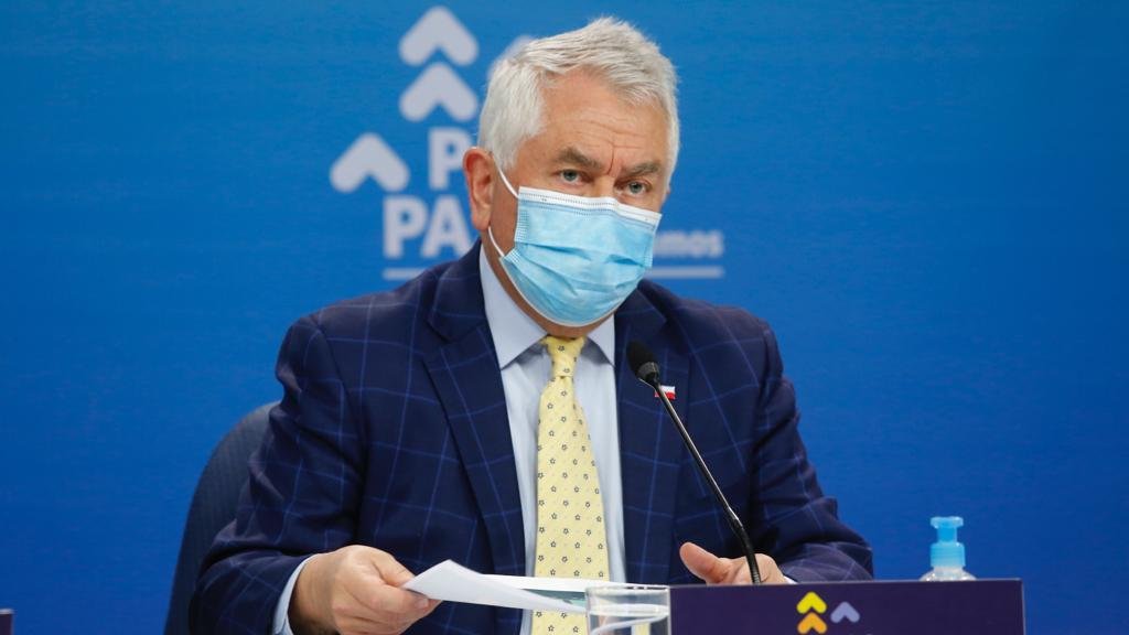 Ministro Paris recalca el uso de mascarilla y alerta: “Los jóvenes están transmitiendo mucho el virus”