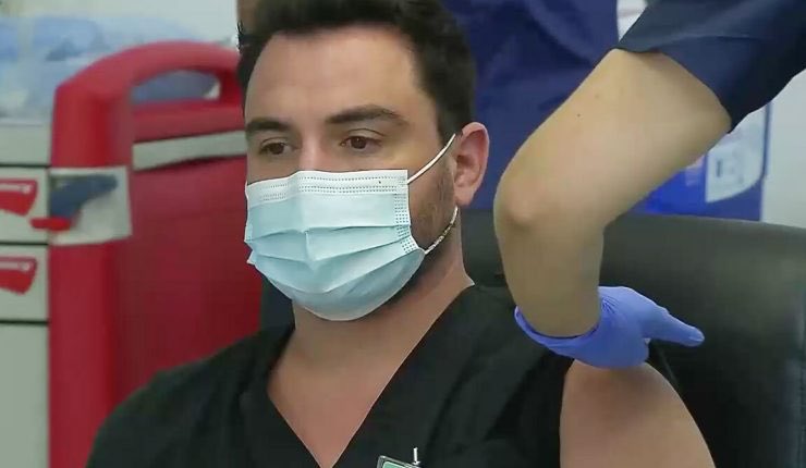 El cuarto vacunado por Covid-19 en Chile describe lo que sintió: “Dolor de brazo, como que se siente fatigado, pero nada más”