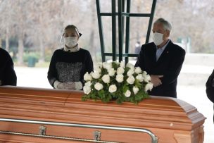 Contraloría dictamina que no hubo falta sanitaria en abrir ataúd durante funeral del tío del Presidente Piñera, pero cuestiona cantidad de asistentes