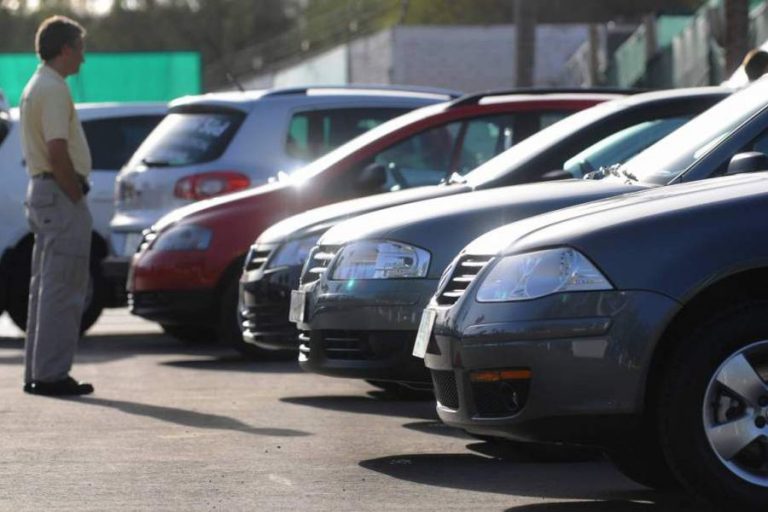 Mercado de autos usados en Chile alcanza récord histórico y aumentan las alertas por fallas y fraudes