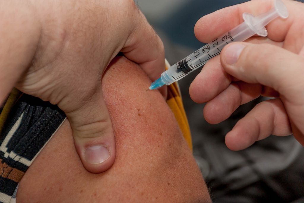 Experta que aprobó vacuna en Chile: “Es posible que haya que vacunarse todos los años, lo mismo ocurre con la influenza”