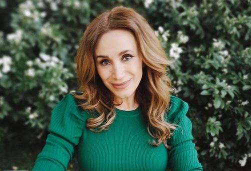 ¡Qué calor! Alejandra Fosalba impactó con osado bikini a sus 51 años e hizo guiño a “Verdades ocultas”