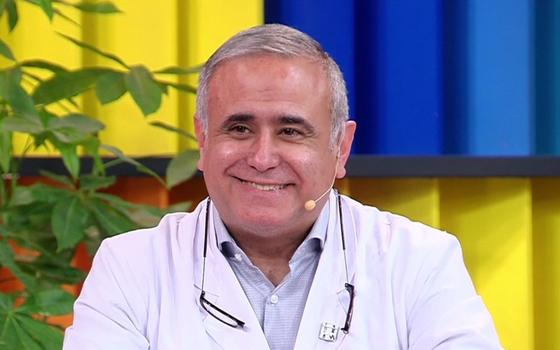 “¡Suegro!”: Doctor Ugarte presentó a su guapo joven hijo y enamoró a seguidoras 