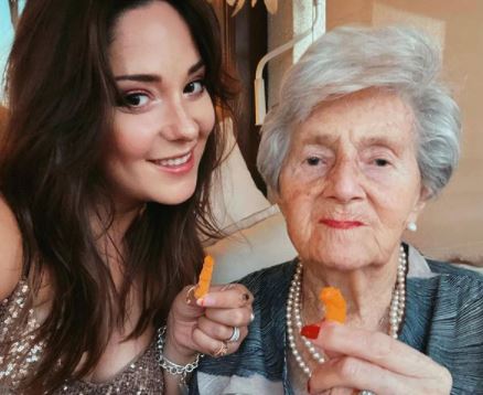 “Los Cheetos y el cola de mono”: Las insólitas claves de Kel Calderón para regalonear a su abuela