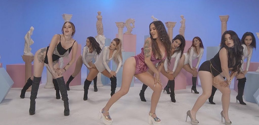 Ignacia Michelson y Mari Almazabar recibieron duras críticas en videoclip de reggaeton