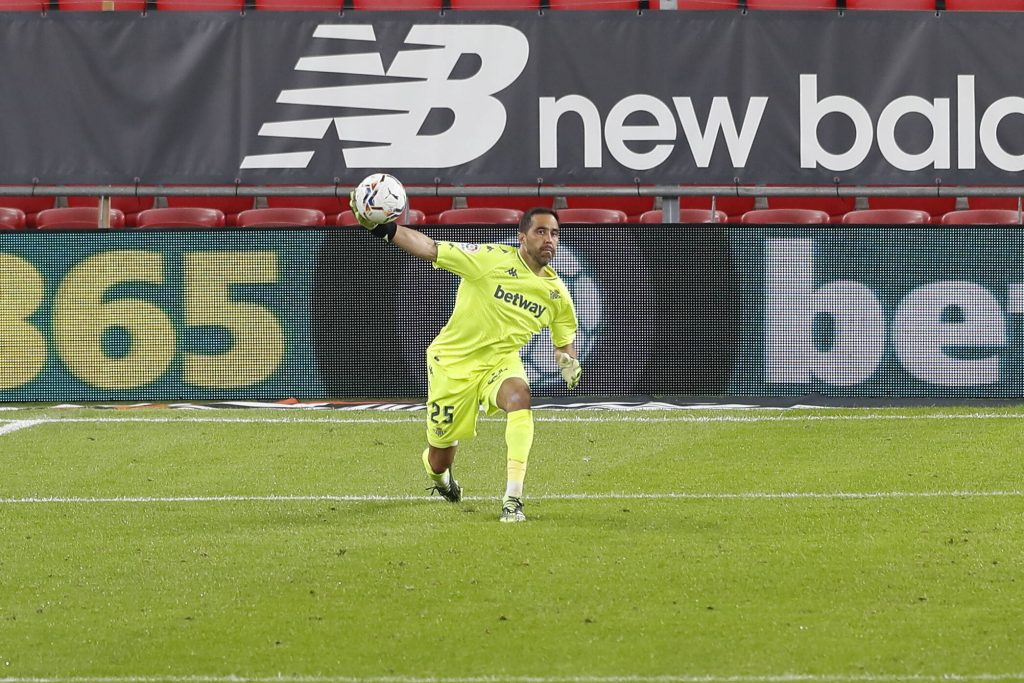 Claudio Bravo criticó con dureza a los “idiotas” que acudieron en masa a comprar zapatillas