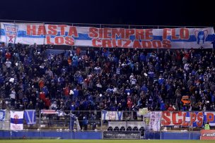 Hinchada de la UC realizó banderazo en San Carlos en apoyo al plantel