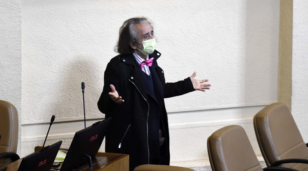 Comisión de Ética sancionó a diputado Alarcón (PH) por cartel ofensivo contra ex ministro Blumel