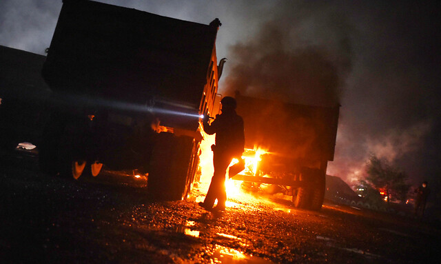 Ataque incendiario destruyó tres camiones en la ruta que une Nueva Imperial y Carahue