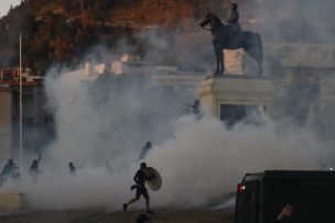 Incidentes se registran a esta hora en la primera manifestación del 2021 en Plaza Italia