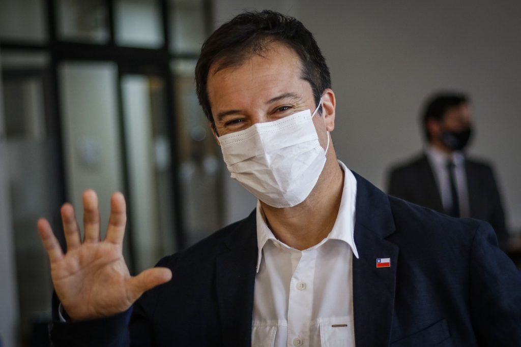 Ministro Palacios y restricción de ventas de productos no esenciales en supermercados de comunas en cuarentena: “Estamos igualando la cancha”
