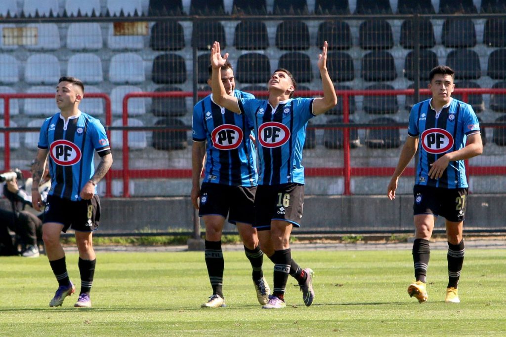 Huachipato goleó a U. Española y se metió en la parte alta de la tabla