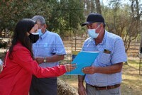 Ministra de Agricultura entrega bonos a agricultores por derrumbe del canal Las Mercedes