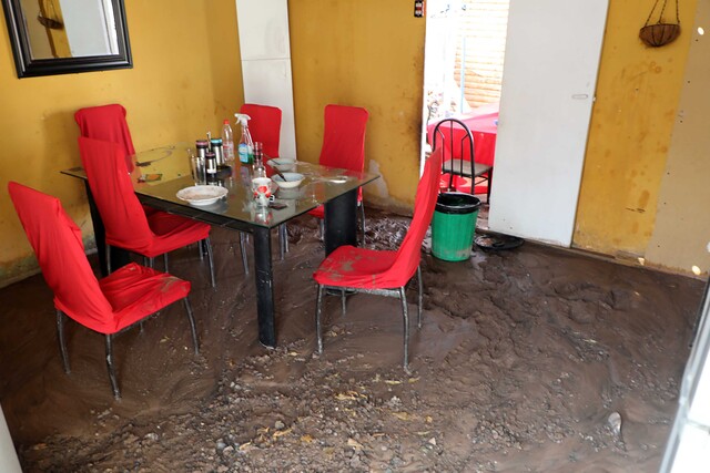 Copiapó: Rotura de matriz provoca anegamiento de viviendas en Tiltil Bajo