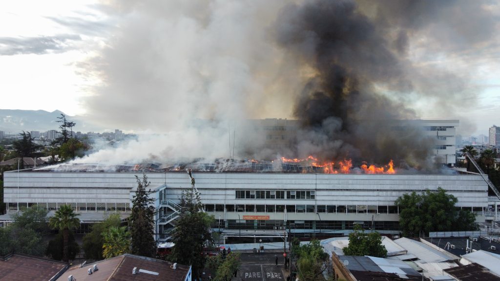 Director del Hospital San Borja Arriarán tras incendio que afectó a las dependencias del recinto: “Todos los pacientes serán reubicados”