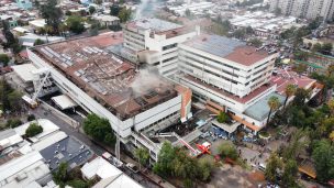 Incendio en Hospital San Borja: Bomberos continúa trabajando y fuego está circunscrito