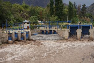 Autoridades llaman a juntar agua por posible corte de suministro en RM