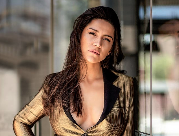 Loreto Aravena promocionó su nueva obra con sensual video desde la piscina: “Me sacaría toda la ropa”