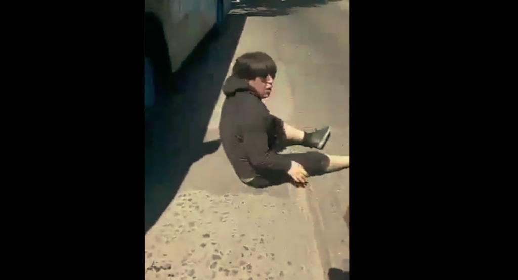 VIDEO | Miembro de “La Vanguardia” Roberto Belmar recibió golpiza en las afueras del Centro de Justicia