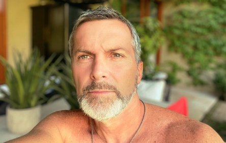 “El hueó… mino”: Cristián Sánchez generó ola de reacciones en fotografía familiar por particular parte de su cuerpo