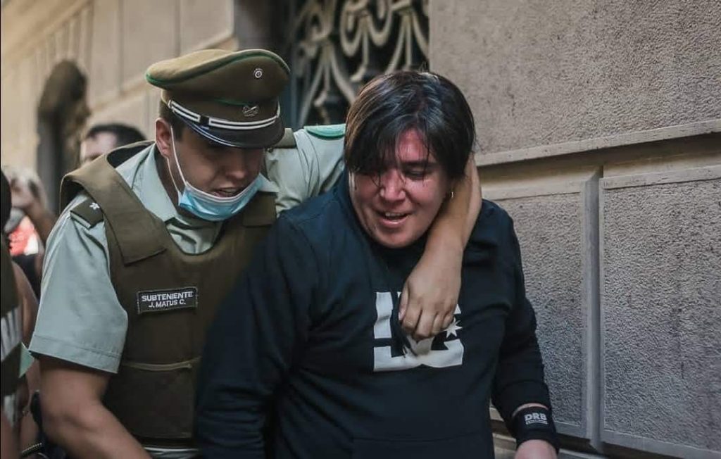Miembro de “La Vanguardia” fue detenido en el Paseo Ahumada: portaba gas pimienta y pistola de balines