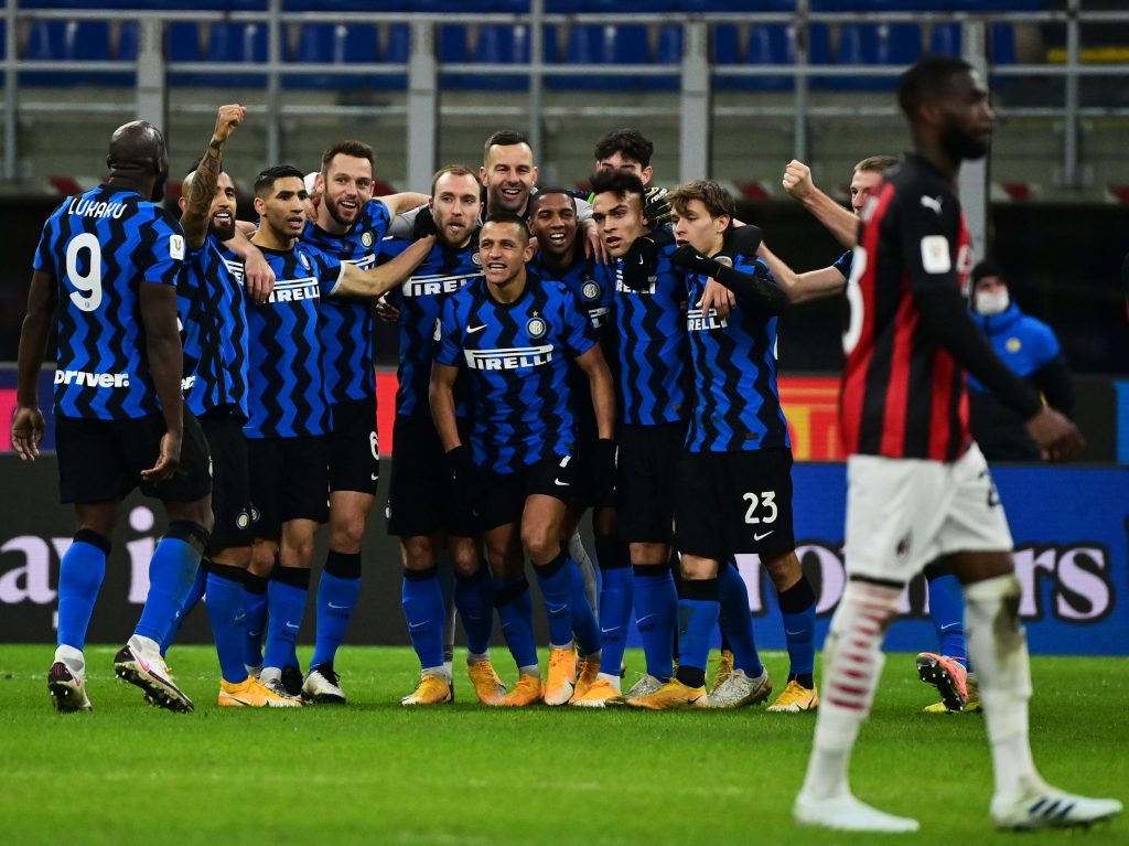 Inter de Alexis y Vidal se quedó con el Derby y clasificó a semifinales de la Copa Italia