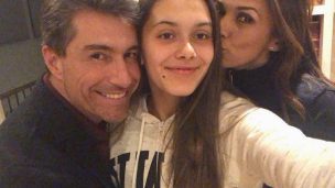 Ivette Vergara y Fernando Solabarrieta despidieron a su hija que emprendió viaje a Estados Unidos: 