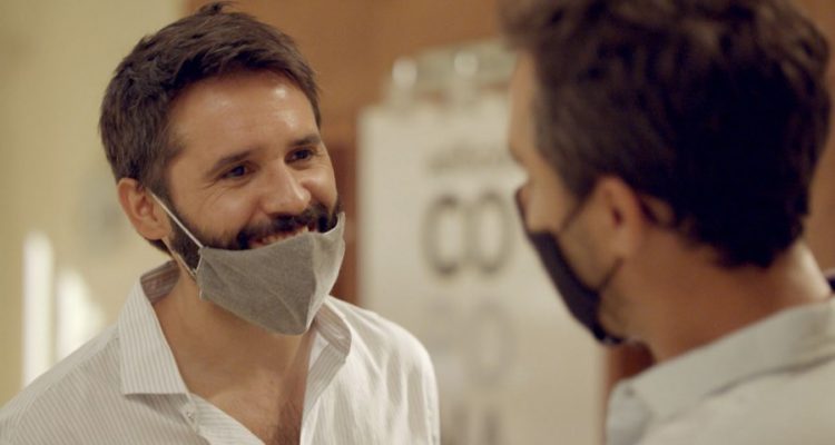 Mario Horton responde a duras críticas por usar mal su mascarilla en escena de “Edificio Corona”