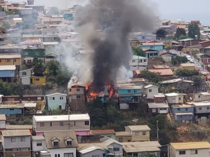 Incendio en Cerro Toro de Valparaíso deja hasta el momento seis viviendas destruidas