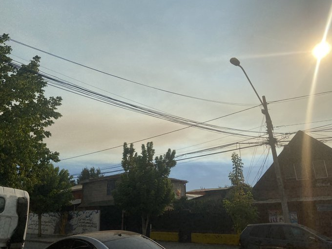 Columna de humo del incendio forestal en Quilpué se puede divisar desde Santiago