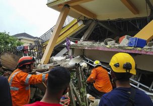 Fuerte sismo sacudió la Isla Célebe de Indonesia y dejó 34 muertos