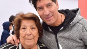 Madre de Iván Zamorano se roba miradas en 