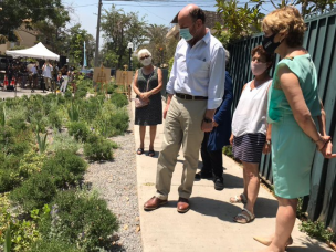 Ministro Moreno visita proyecto modelo de jardín sustentable en Providencia