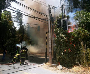 Se reporta incendio cerca de un colegio y viviendas en la comuna de Peñalolén