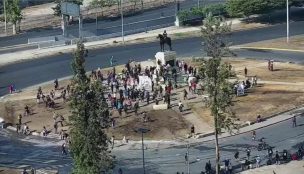 Cortes de tránsito en Plaza Baquedano tras incidentes en el sector