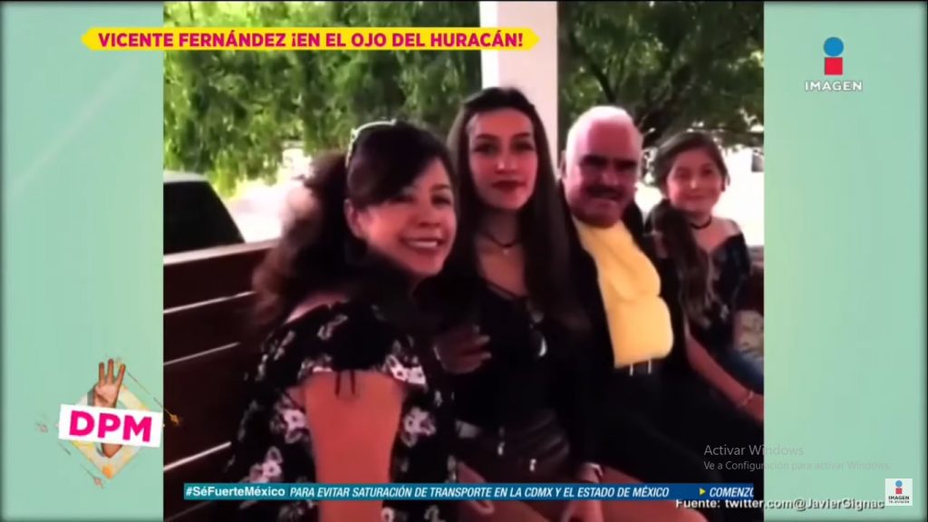 “Él no debió tocar mi cuerpo”: Difunden video de Vicente Fernández tocando a fans tras fotografía