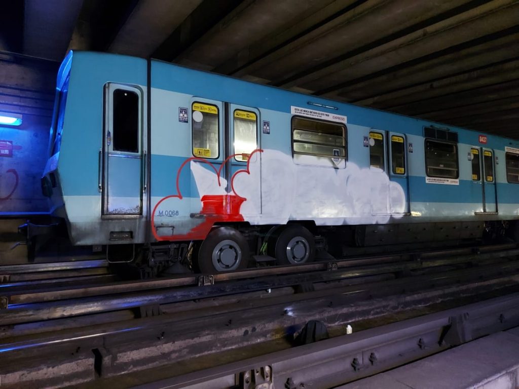 Detienen a dos sujetos por rayar vagones al interior del Metro