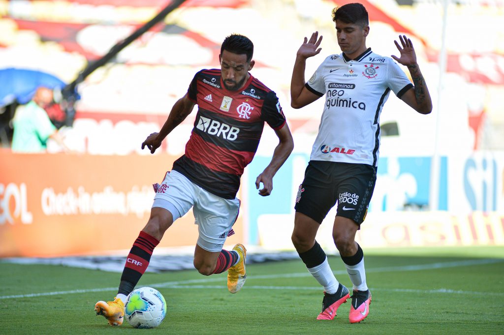 Flamengo de Mauricio Isla se quedó con el “duelo de chilenos” y puso el Brasileirao “al rojo vivo”