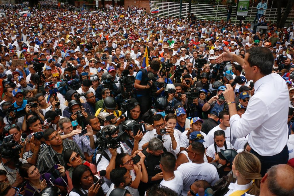 Guaidó admite que es “complejo” que Maduro avale recibir vacunas de COVAX