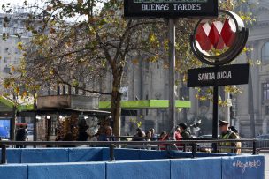 Experto en transporte advirtió los riesgos de contagio que implica la presencia de vendedores ambulantes en el Metro de Santiago