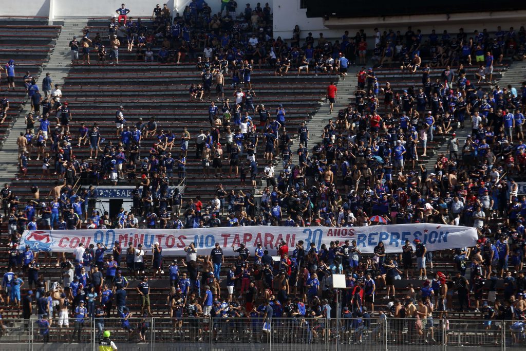 Hinchas de la U desplegaron carteles contra Azul Azul en las cercanías del CDA